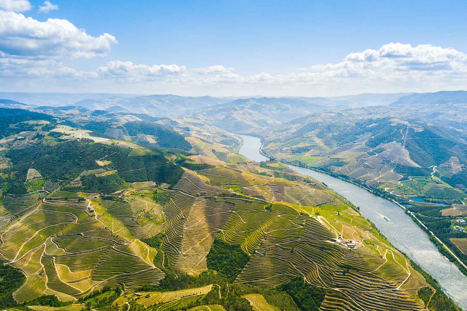 https://mdw-travel-data-us-east-1.s3.amazonaws.com/img/country/Portugal/Douro-Valley/img_01.jpg