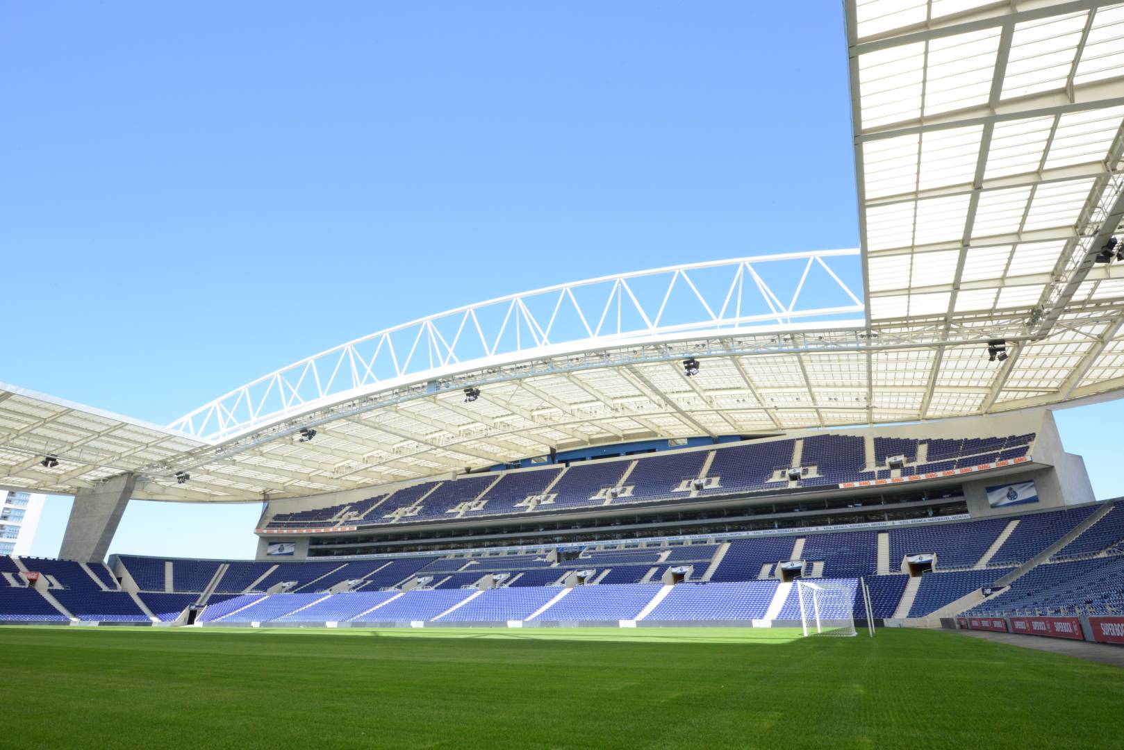 https://mdw-travel-data-us-east-1.s3.amazonaws.com/img/country/Portugal/Estadio-do-Dragao/img_00.jpg