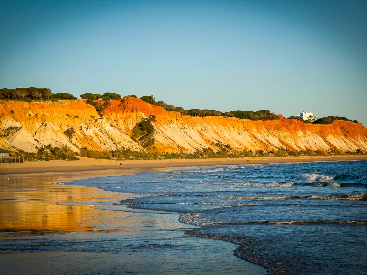 https://mdw-travel-data-us-east-1.s3.amazonaws.com/img/country/Portugal/Falesia-Beach/img_02.jpg
