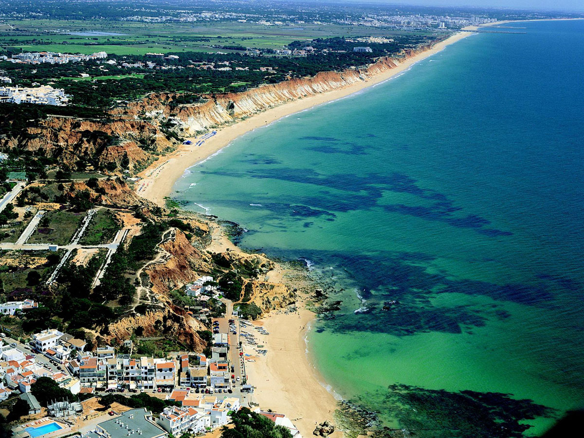 https://mdw-travel-data-us-east-1.s3.amazonaws.com/img/country/Portugal/Falesia-Beach/img_03.jpg