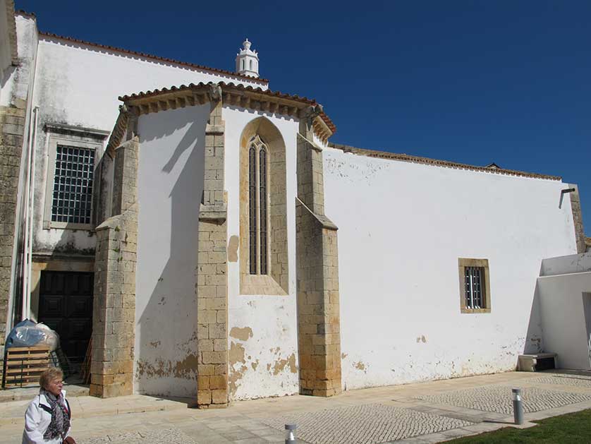 https://mdw-travel-data-us-east-1.s3.amazonaws.com/img/country/Portugal/Faro-Cathedral/img_03.jpg