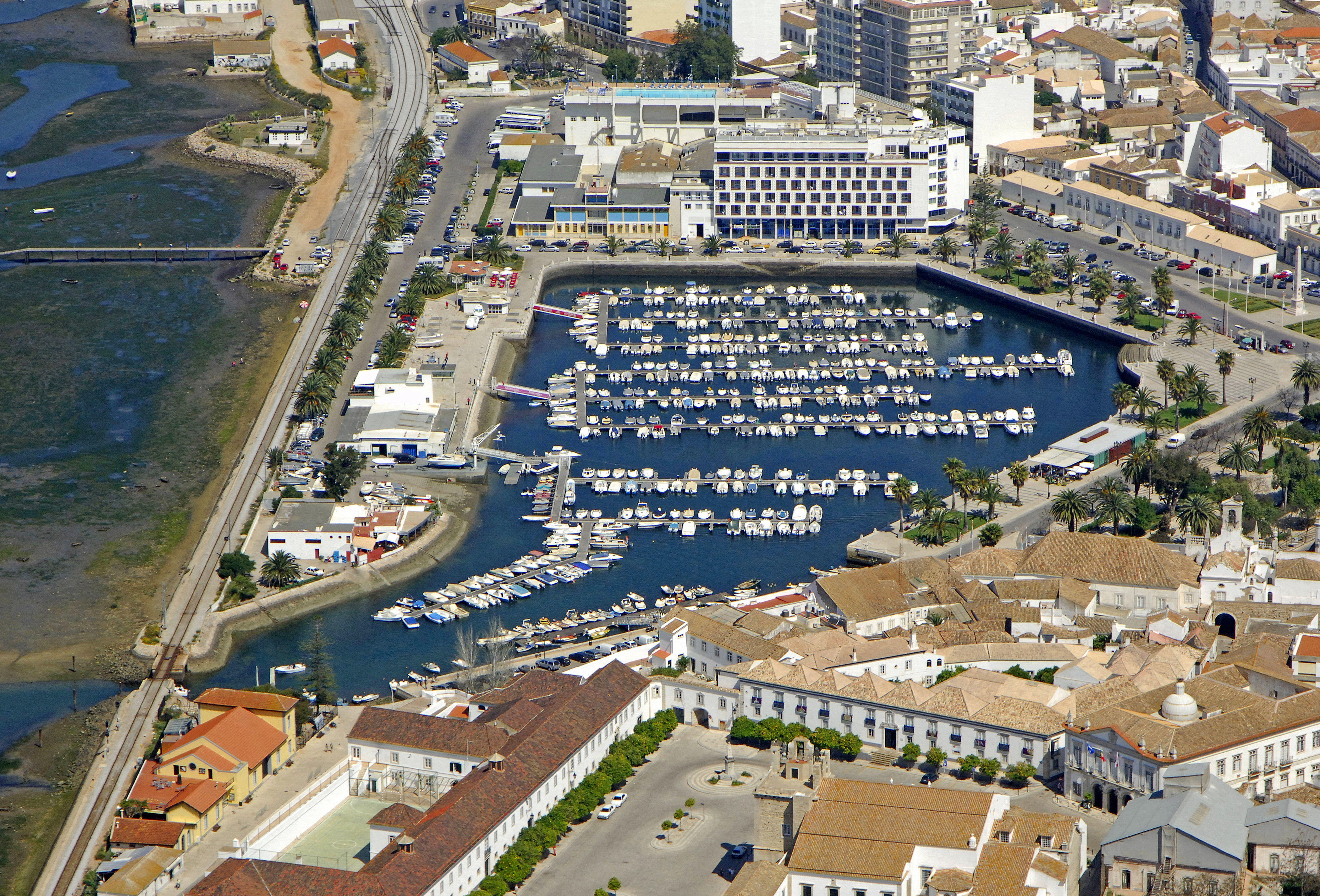 https://mdw-travel-data-us-east-1.s3.amazonaws.com/img/country/Portugal/Faro-Marina/img_03.jpg