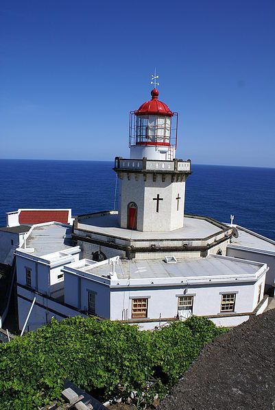 https://mdw-travel-data-us-east-1.s3.amazonaws.com/img/country/Portugal/Farol-da-Ponta-do-Arnel/img_03.jpg