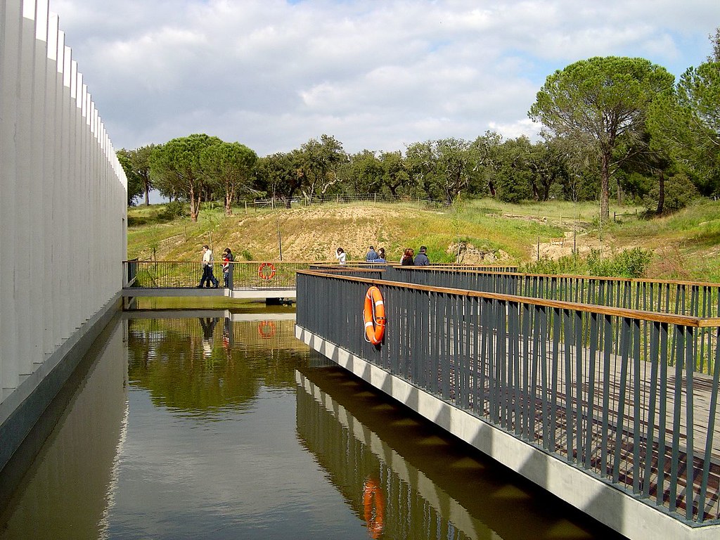 https://mdw-travel-data-us-east-1.s3.amazonaws.com/img/country/Portugal/Fluviario-de-Mora/img_01.jpg
