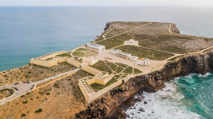 https://mdw-travel-data-us-east-1.s3.amazonaws.com/img/country/Portugal/Fortaleza-de-Sagres/img_01.jpg