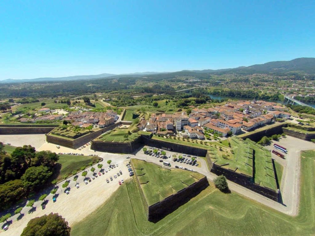 https://mdw-travel-data-us-east-1.s3.amazonaws.com/img/country/Portugal/Fortaleza-de-Valenca/img_01.jpg