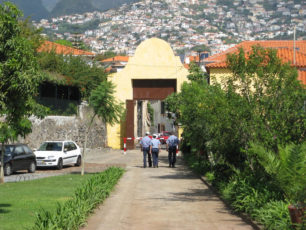 https://mdw-travel-data-us-east-1.s3.amazonaws.com/img/country/Portugal/Fortaleza-do-Pico/img_01.jpg