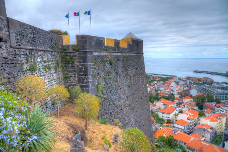 https://mdw-travel-data-us-east-1.s3.amazonaws.com/img/country/Portugal/Fortaleza-do-Pico/img_03.jpg