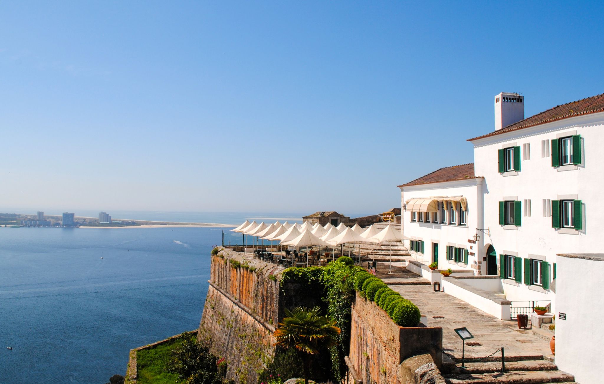 https://mdw-travel-data-us-east-1.s3.amazonaws.com/img/country/Portugal/Forte-de-Sao-Filipe/img_02.jpg