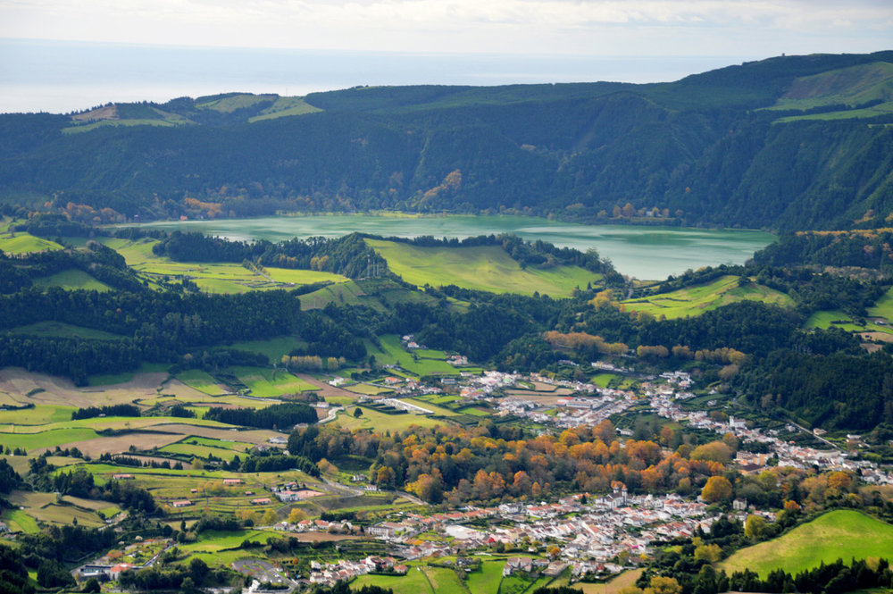 https://mdw-travel-data-us-east-1.s3.amazonaws.com/img/country/Portugal/Furnas-Lake/img_01.jpg