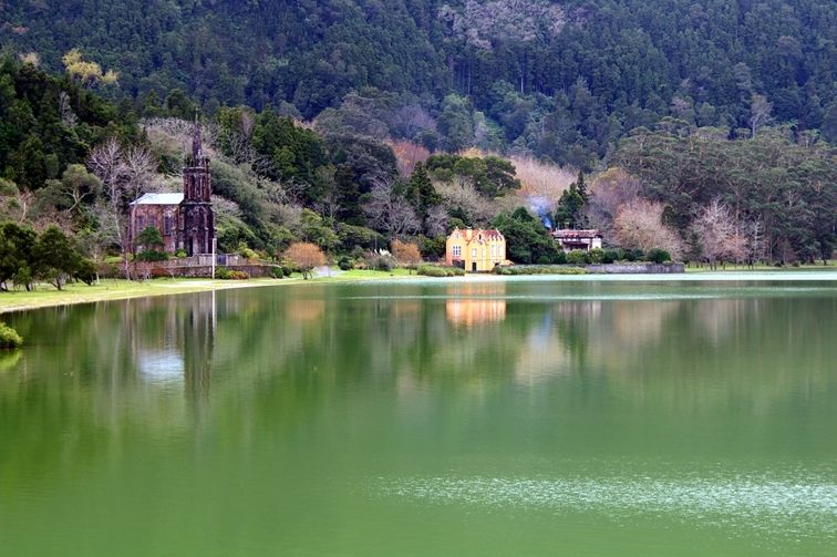 https://mdw-travel-data-us-east-1.s3.amazonaws.com/img/country/Portugal/Furnas-Lake/img_02.jpg