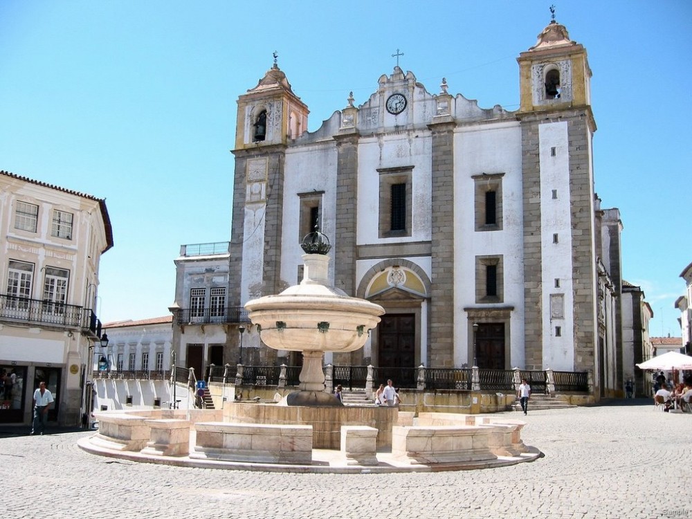 https://mdw-travel-data-us-east-1.s3.amazonaws.com/img/country/Portugal/Giraldo-Square/img_00.jpg