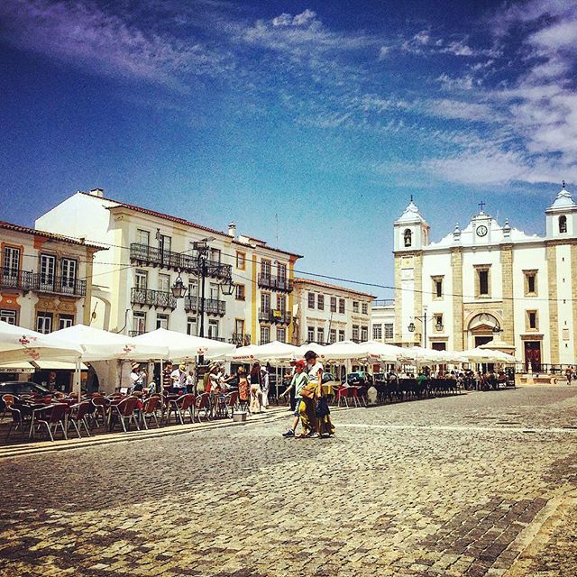 https://mdw-travel-data-us-east-1.s3.amazonaws.com/img/country/Portugal/Giraldo-Square/img_01.jpg