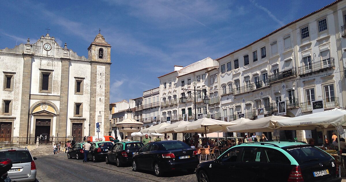 https://mdw-travel-data-us-east-1.s3.amazonaws.com/img/country/Portugal/Giraldo-Square/img_03.jpg