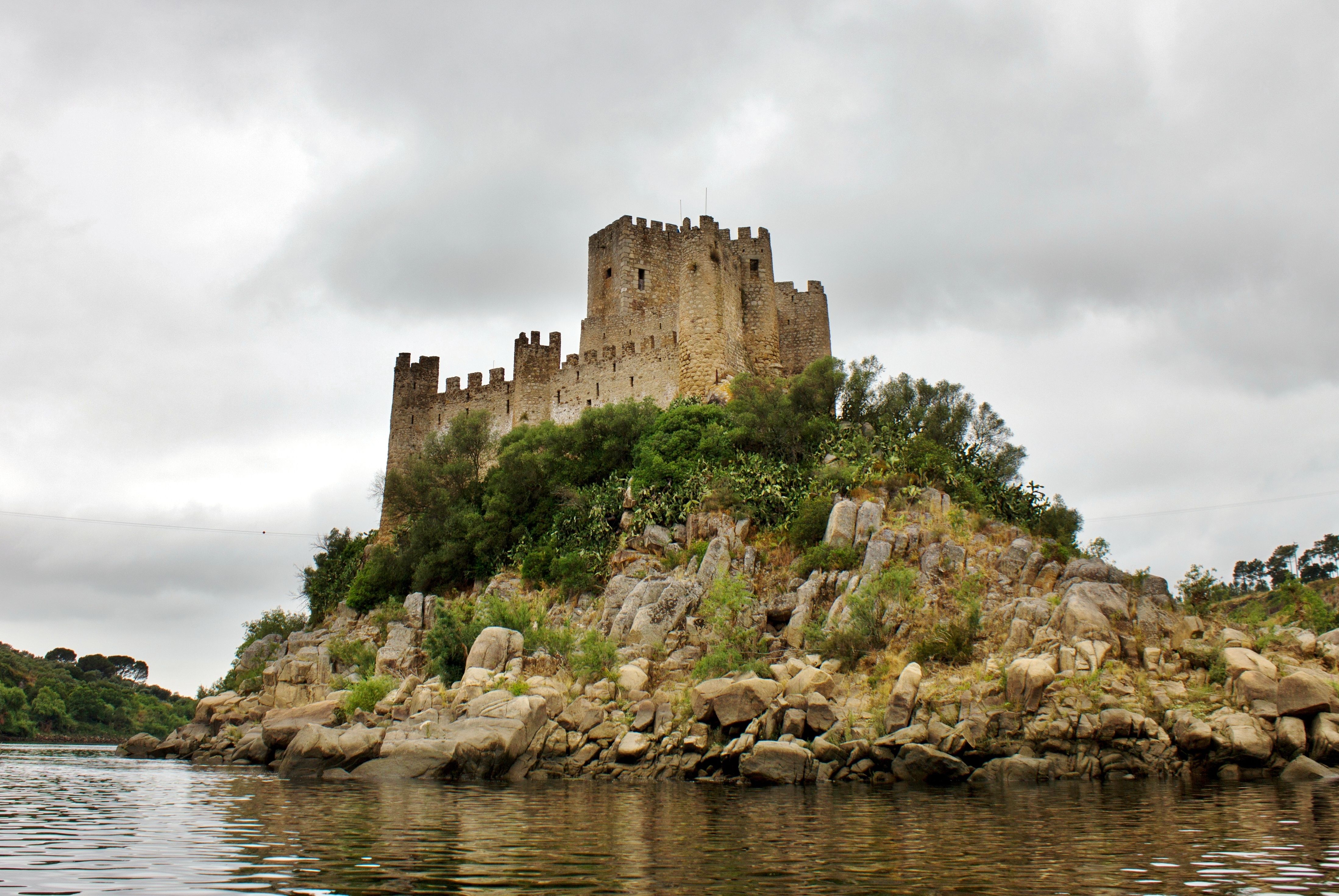 https://mdw-travel-data-us-east-1.s3.amazonaws.com/img/country/Portugal/Grimancelos-Castle/img_01.jpg