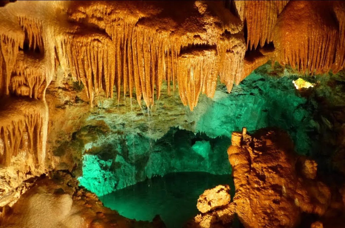 https://mdw-travel-data-us-east-1.s3.amazonaws.com/img/country/Portugal/Gruta-do-Carvao/img_01.jpg