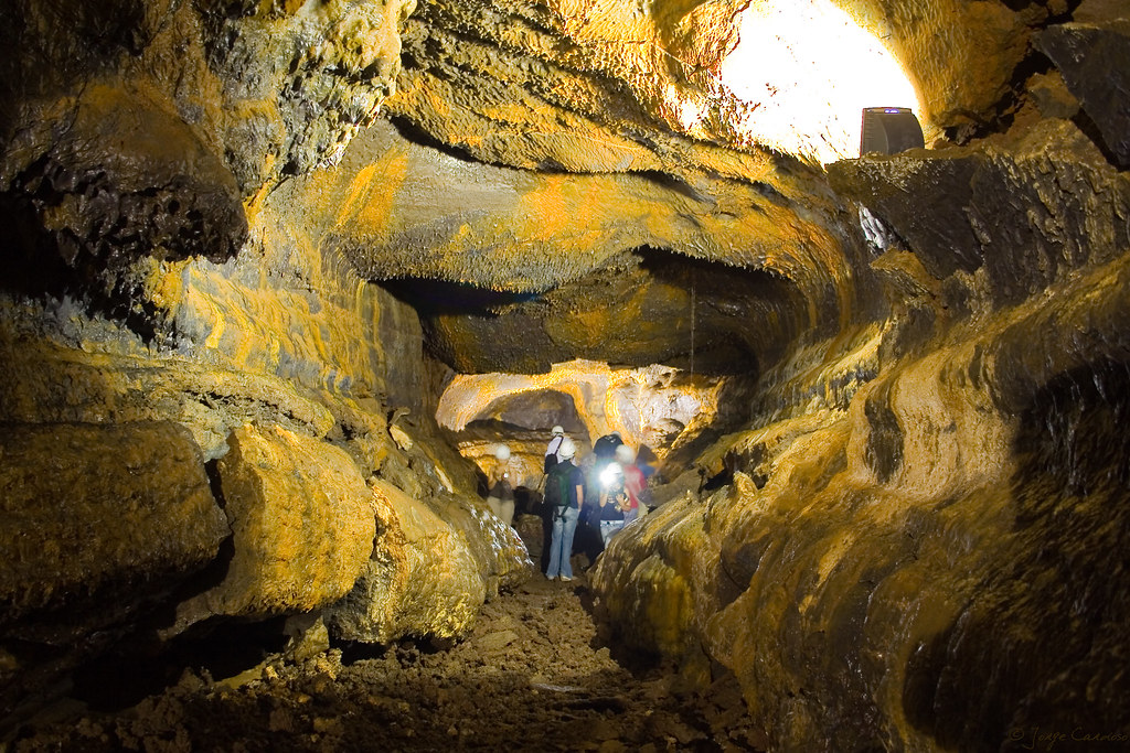 https://mdw-travel-data-us-east-1.s3.amazonaws.com/img/country/Portugal/Gruta-do-Carvao/img_02.jpg