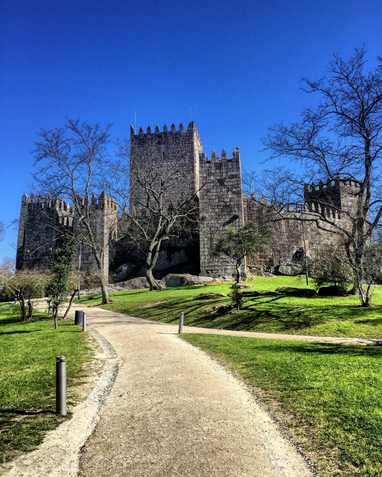 https://mdw-travel-data-us-east-1.s3.amazonaws.com/img/country/Portugal/Guimaraes-Castle/img_01.jpg