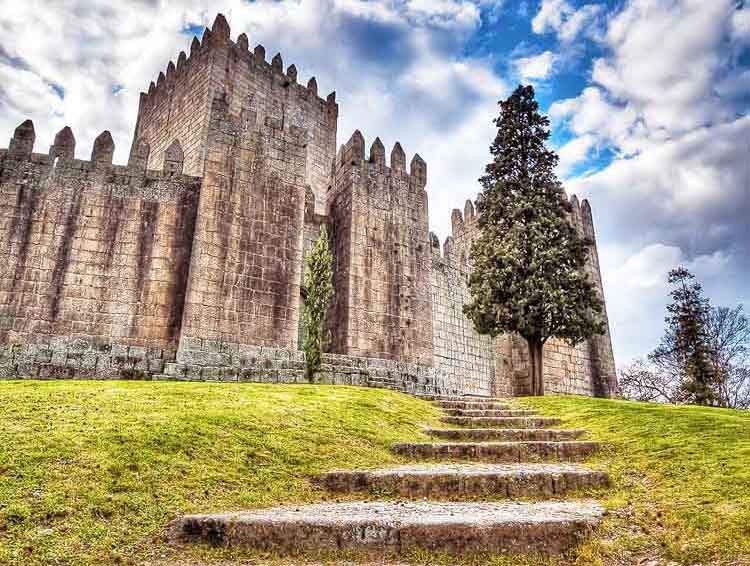 https://mdw-travel-data-us-east-1.s3.amazonaws.com/img/country/Portugal/Guimaraes-Castle/img_02.jpg