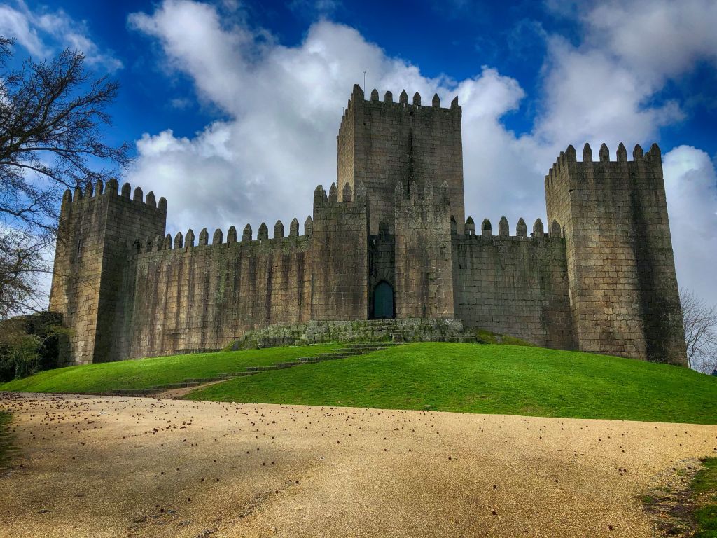 https://mdw-travel-data-us-east-1.s3.amazonaws.com/img/country/Portugal/Guimaraes-Castle/img_03.jpg