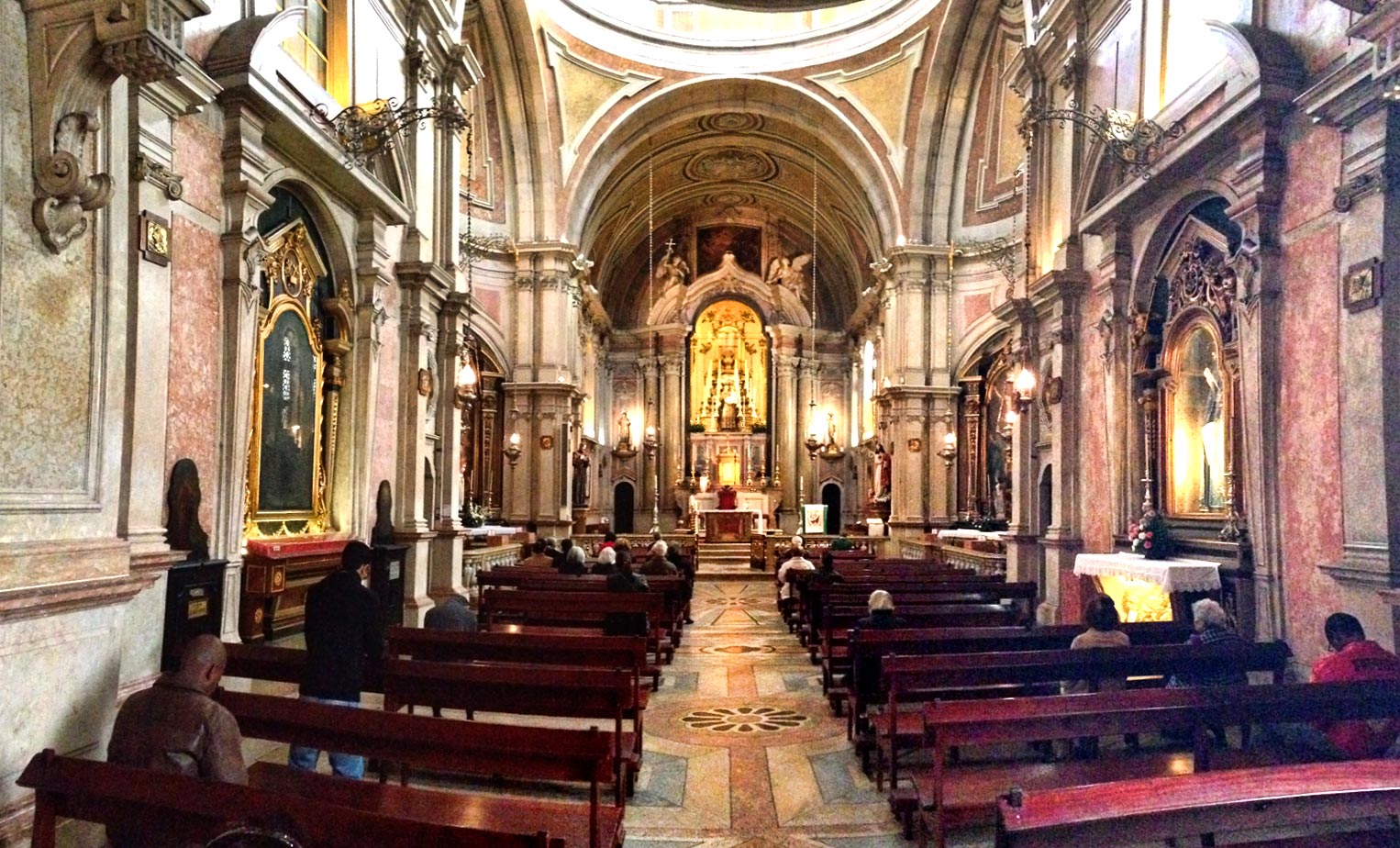 https://mdw-travel-data-us-east-1.s3.amazonaws.com/img/country/Portugal/Igreja-da-Matriz-de-Santo-Antonio/img_03.jpg