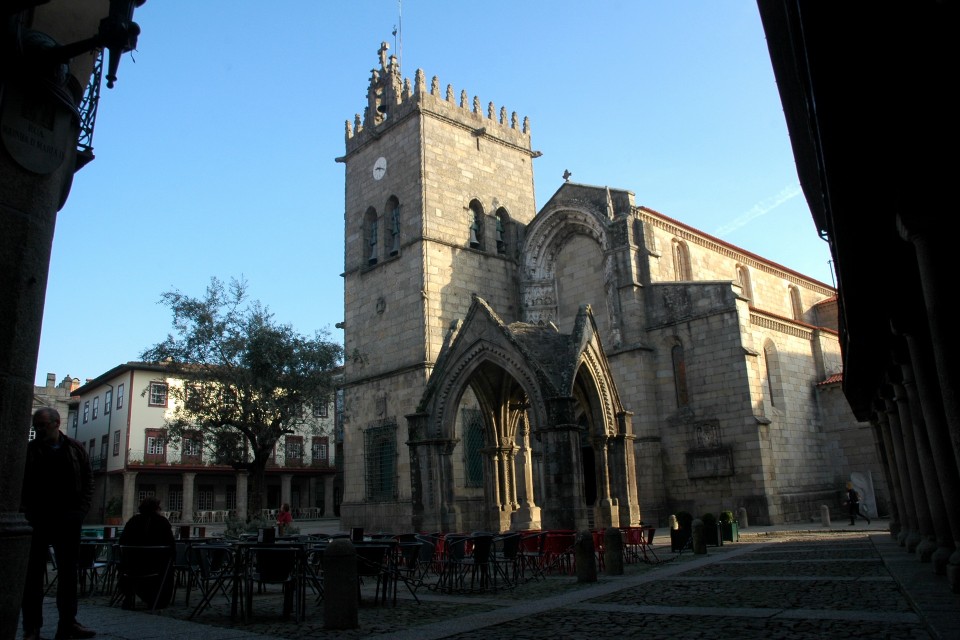https://mdw-travel-data-us-east-1.s3.amazonaws.com/img/country/Portugal/Igreja-da-Nossa-Senhora-da-Oliveira/img_02.jpg