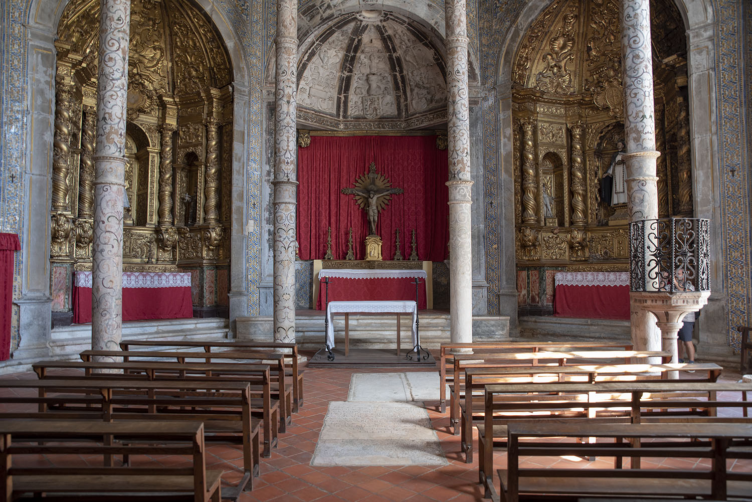 https://mdw-travel-data-us-east-1.s3.amazonaws.com/img/country/Portugal/Igreja-das-Dominicas/img_02.jpg
