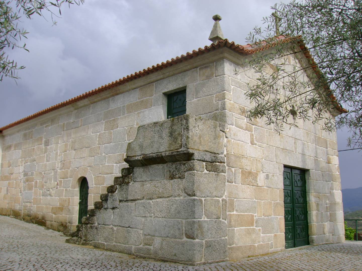 https://mdw-travel-data-us-east-1.s3.amazonaws.com/img/country/Portugal/Igreja-de-Santa-Barbara/img_03.jpg