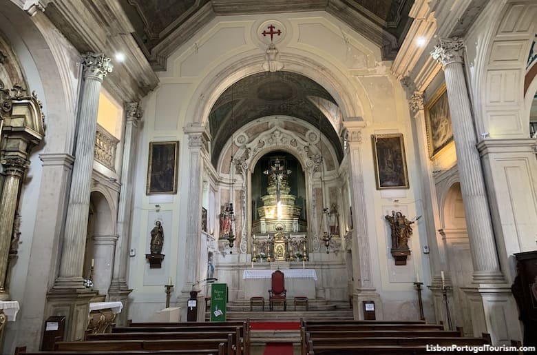 https://mdw-travel-data-us-east-1.s3.amazonaws.com/img/country/Portugal/Igreja-de-Santiago/img_01.jpg