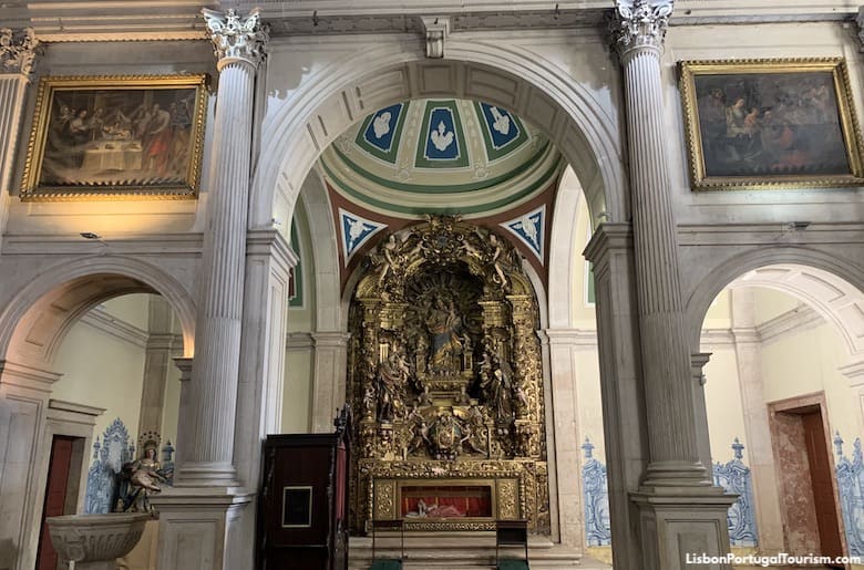 https://mdw-travel-data-us-east-1.s3.amazonaws.com/img/country/Portugal/Igreja-de-Santiago/img_02.jpg