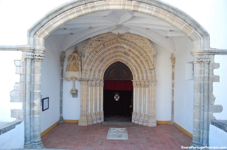 https://mdw-travel-data-us-east-1.s3.amazonaws.com/img/country/Portugal/Igreja-dos-Loios/img_02.jpg