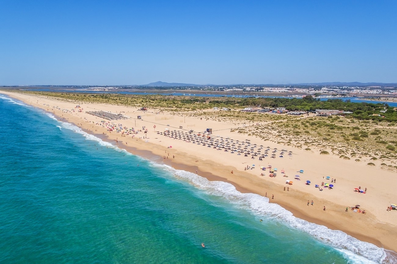 https://mdw-travel-data-us-east-1.s3.amazonaws.com/img/country/Portugal/Ilha-de-Tavira/img_00.jpg