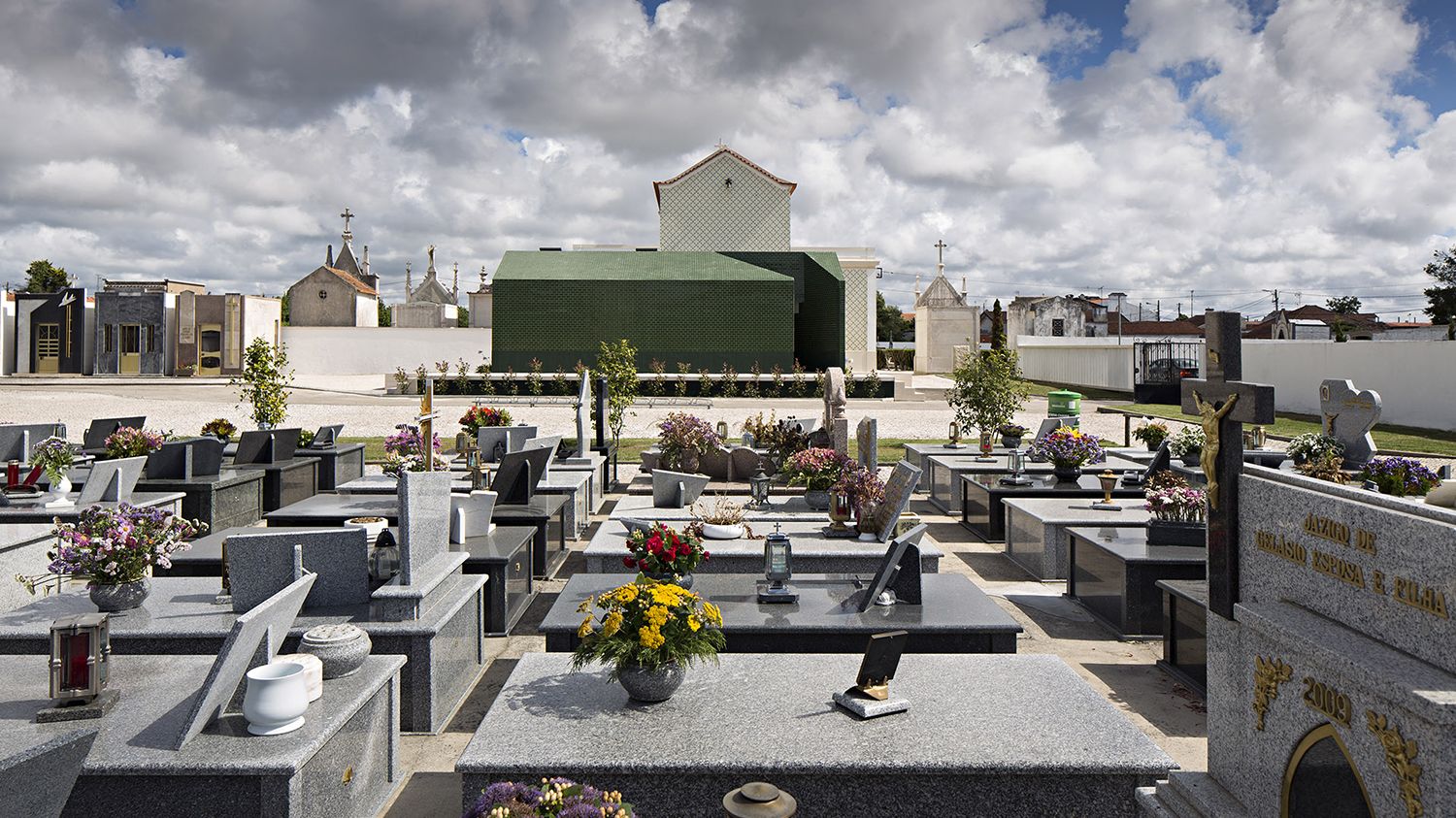 https://mdw-travel-data-us-east-1.s3.amazonaws.com/img/country/Portugal/Jose-Malhoas-Grave/img_01.jpg