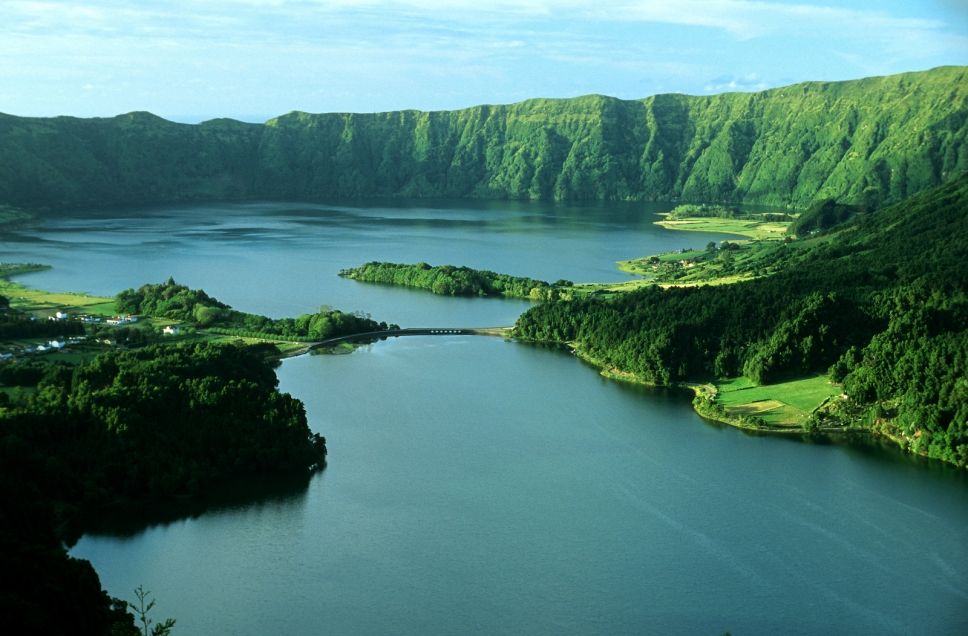https://mdw-travel-data-us-east-1.s3.amazonaws.com/img/country/Portugal/Lagoa-das-Sete-Cidades/img_01.jpg