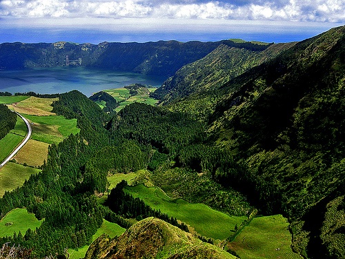 https://mdw-travel-data-us-east-1.s3.amazonaws.com/img/country/Portugal/Lagoa-das-Sete-Cidades/img_03.jpg