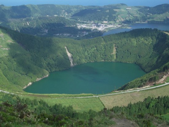 https://mdw-travel-data-us-east-1.s3.amazonaws.com/img/country/Portugal/Lagoa-do-Canario/img_00.jpg