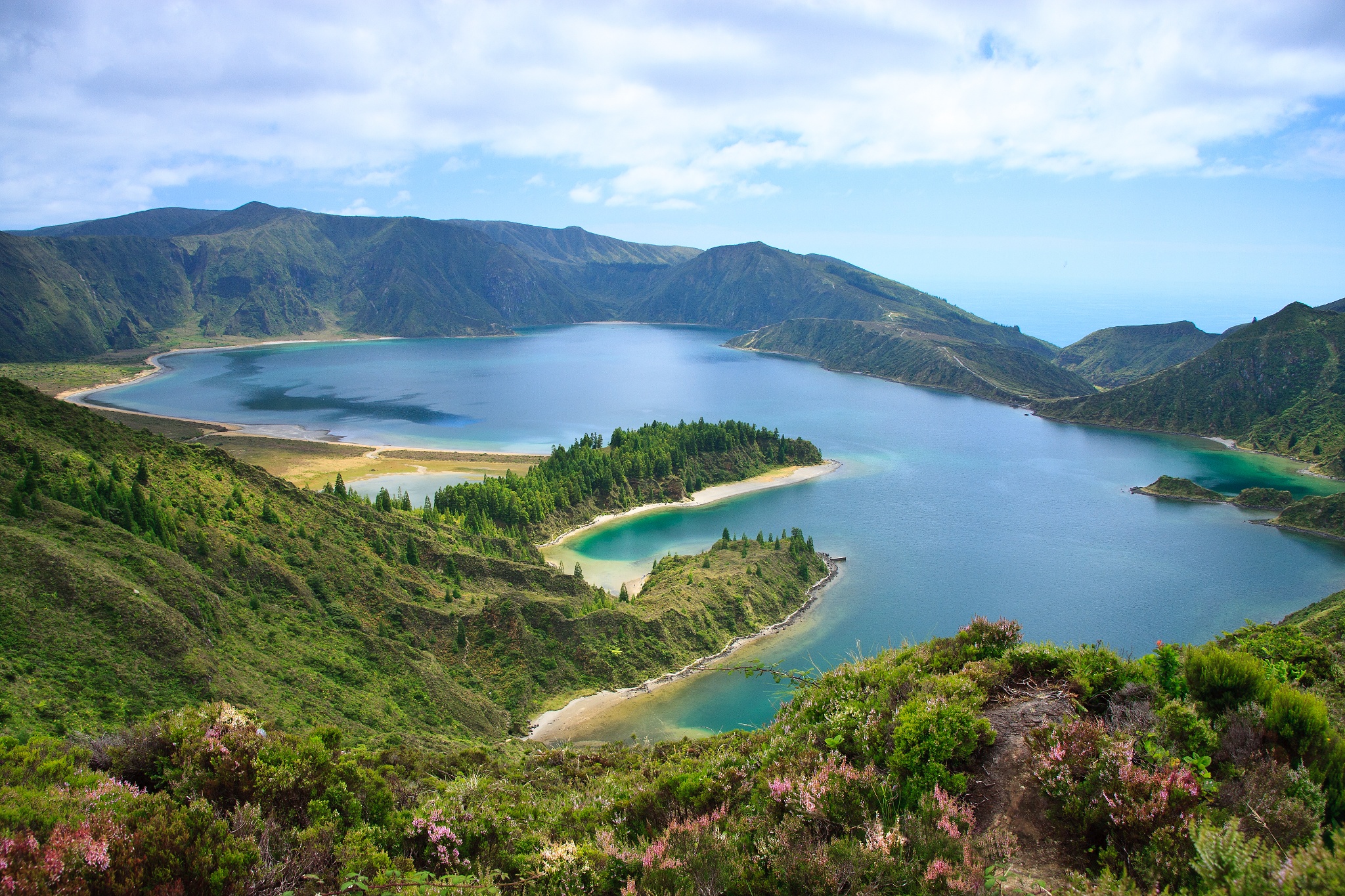 https://mdw-travel-data-us-east-1.s3.amazonaws.com/img/country/Portugal/Lagoa-do-Fogo/img_01.jpg