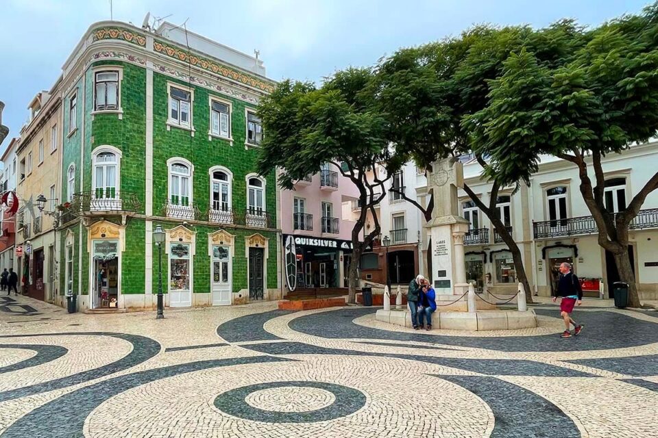 https://mdw-travel-data-us-east-1.s3.amazonaws.com/img/country/Portugal/Lagos-Old-Town/img_00.jpg