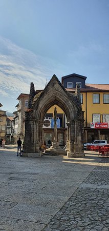 https://mdw-travel-data-us-east-1.s3.amazonaws.com/img/country/Portugal/Largo-da-Oliveira/img_01.jpg