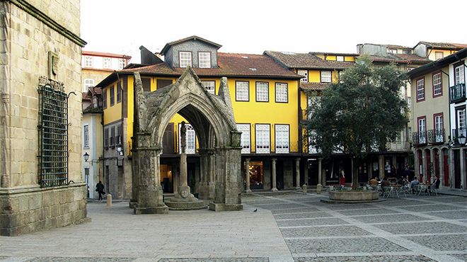 https://mdw-travel-data-us-east-1.s3.amazonaws.com/img/country/Portugal/Largo-da-Oliveira/img_02.jpg