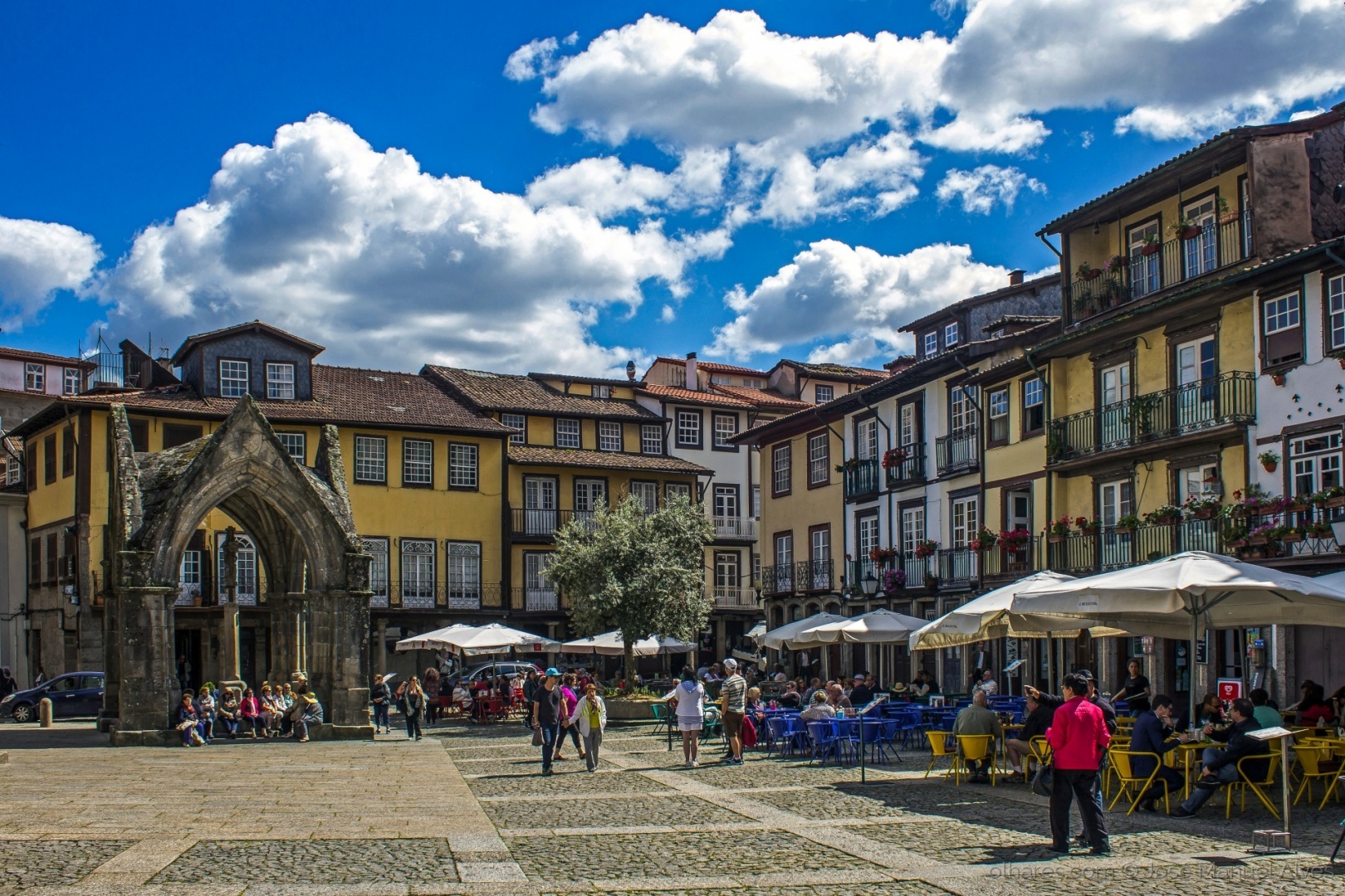 https://mdw-travel-data-us-east-1.s3.amazonaws.com/img/country/Portugal/Largo-da-Oliveira/img_03.jpg