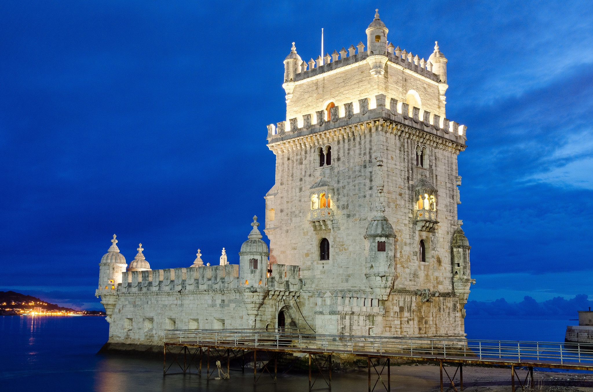 https://mdw-travel-data-us-east-1.s3.amazonaws.com/img/country/Portugal/Lisbon-Cathedral/img_01.jpg