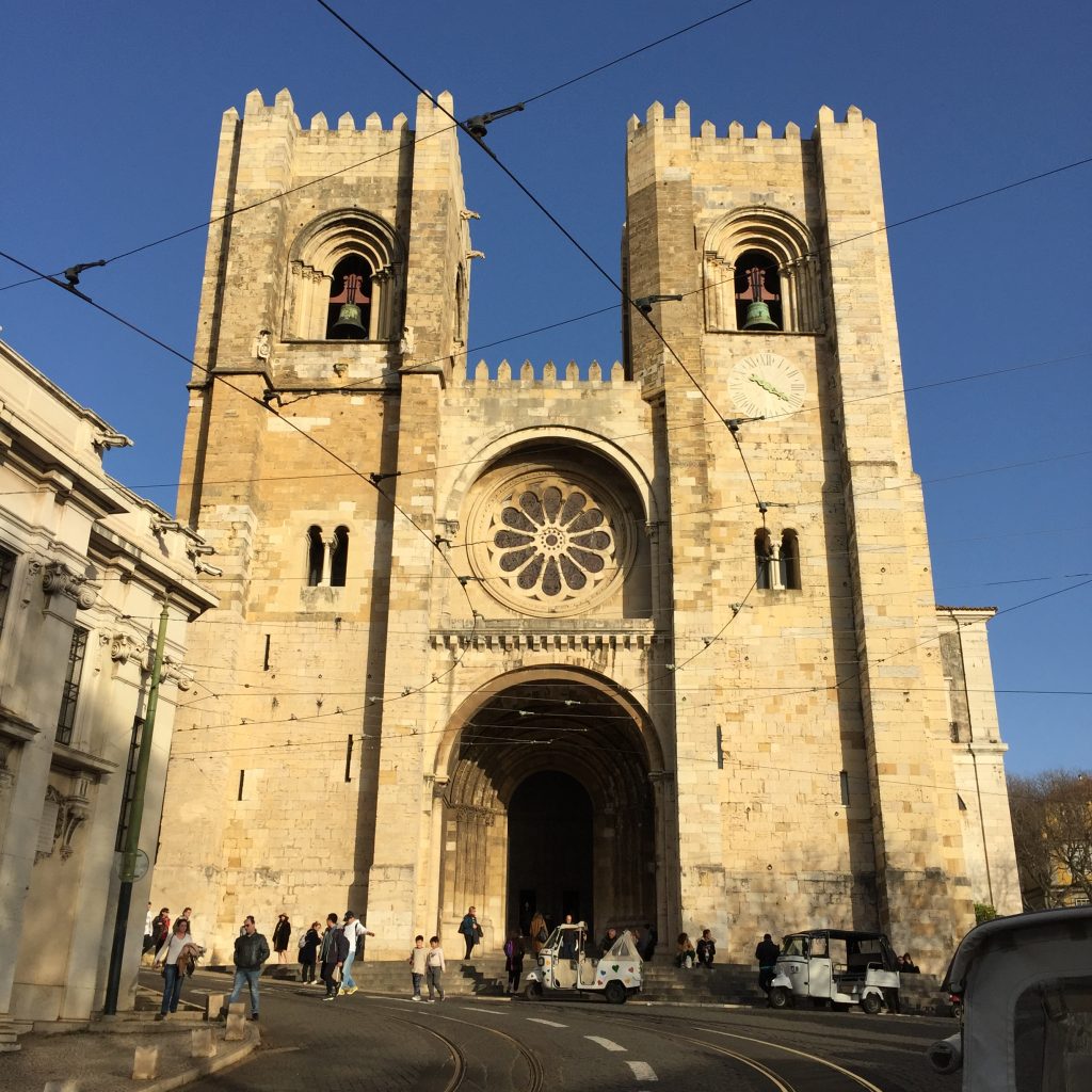 https://mdw-travel-data-us-east-1.s3.amazonaws.com/img/country/Portugal/Lisbon-Cathedral/img_03.jpg