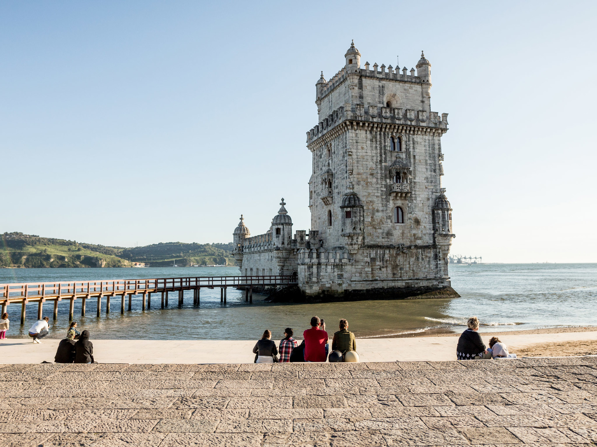 https://mdw-travel-data-us-east-1.s3.amazonaws.com/img/country/Portugal/Lisbons-Castle/img_01.jpg