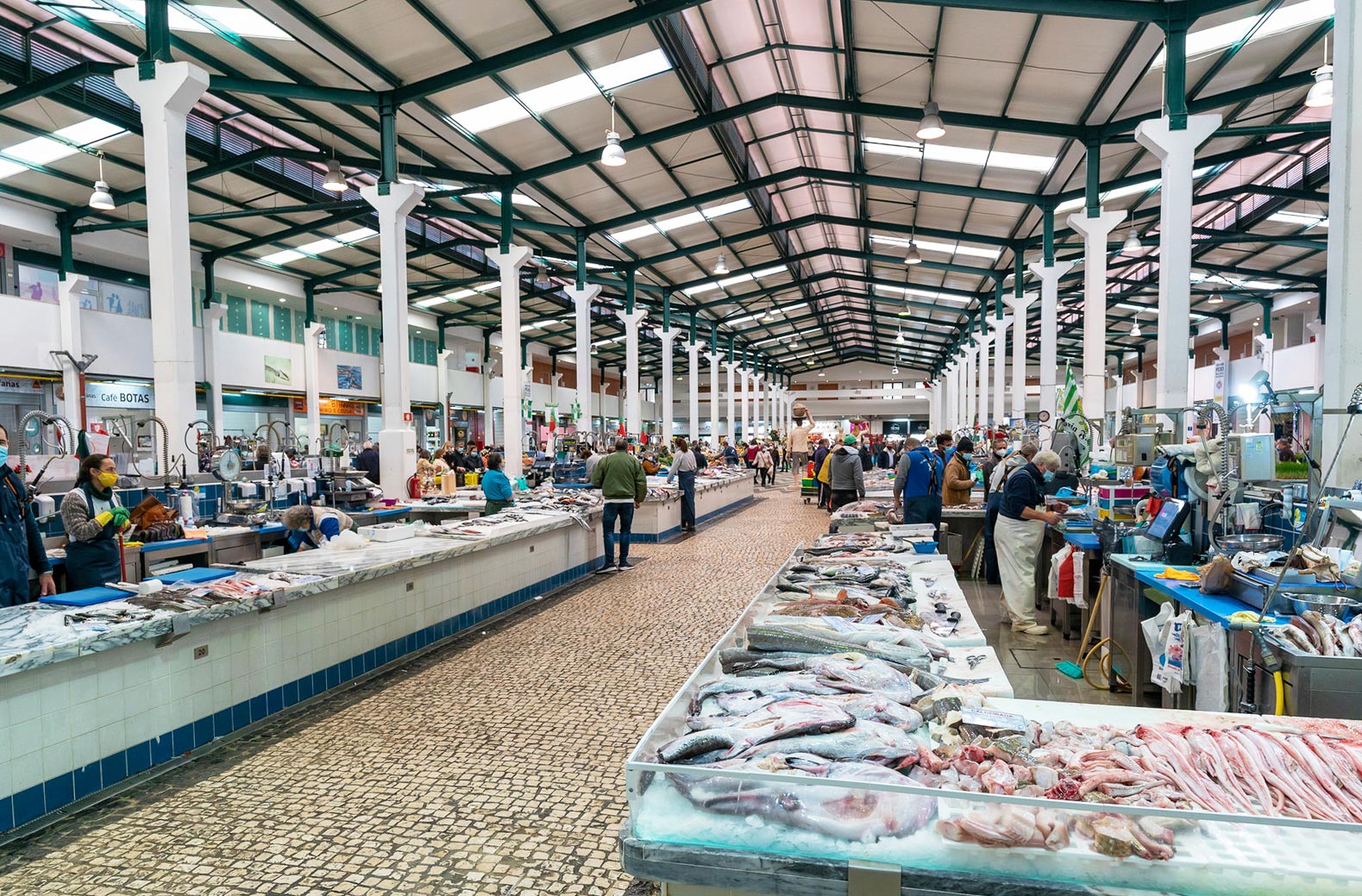 https://mdw-travel-data-us-east-1.s3.amazonaws.com/img/country/Portugal/Livramento-Market/img_00.jpg