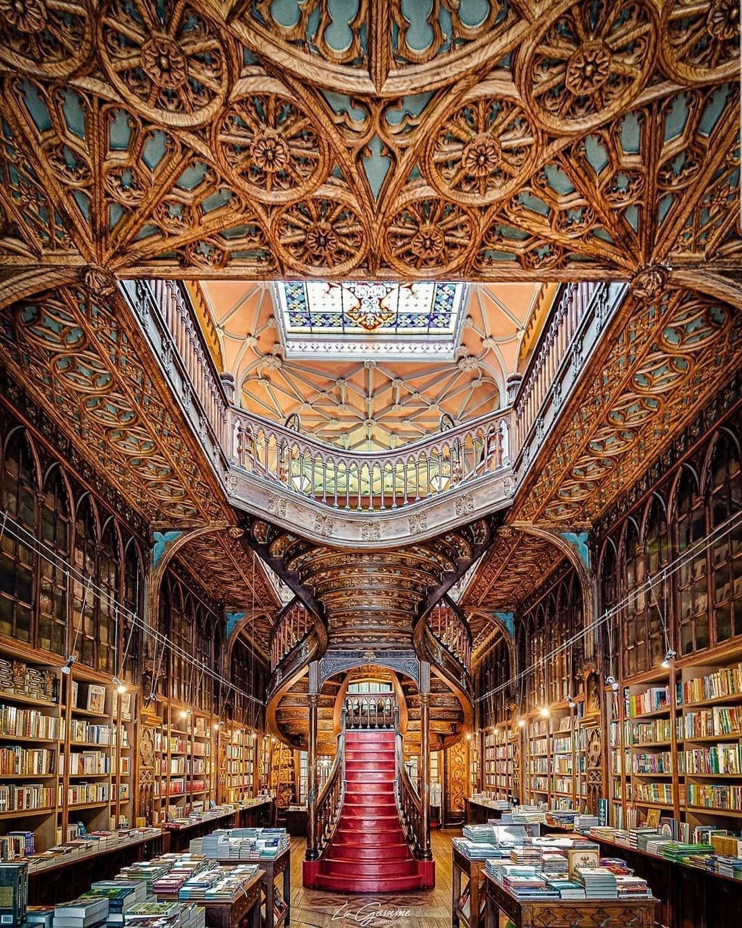 https://mdw-travel-data-us-east-1.s3.amazonaws.com/img/country/Portugal/Livraria-Lello/img_01.jpg