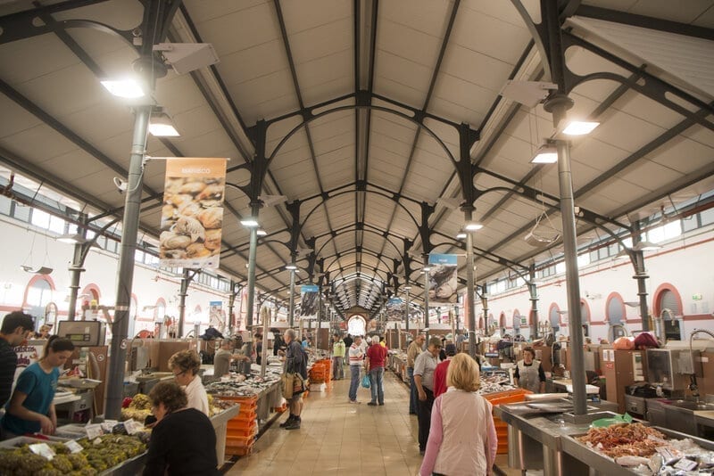 https://mdw-travel-data-us-east-1.s3.amazonaws.com/img/country/Portugal/Loule-Municipal-Market/img_03.jpg