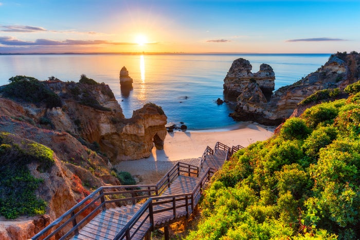https://mdw-travel-data-us-east-1.s3.amazonaws.com/img/country/Portugal/Marina-Beach/img_00.jpg
