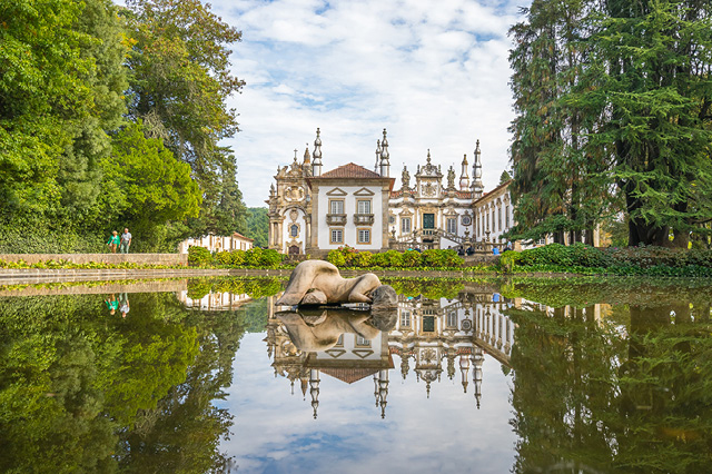 https://mdw-travel-data-us-east-1.s3.amazonaws.com/img/country/Portugal/Mateus-Palace/img_03.jpg
