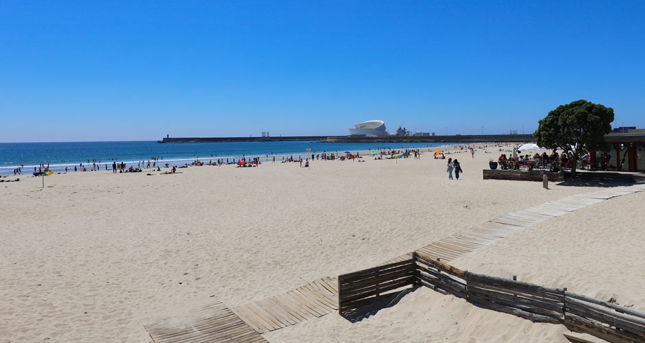 https://mdw-travel-data-us-east-1.s3.amazonaws.com/img/country/Portugal/Matosinhos-Beach/img_03.jpg
